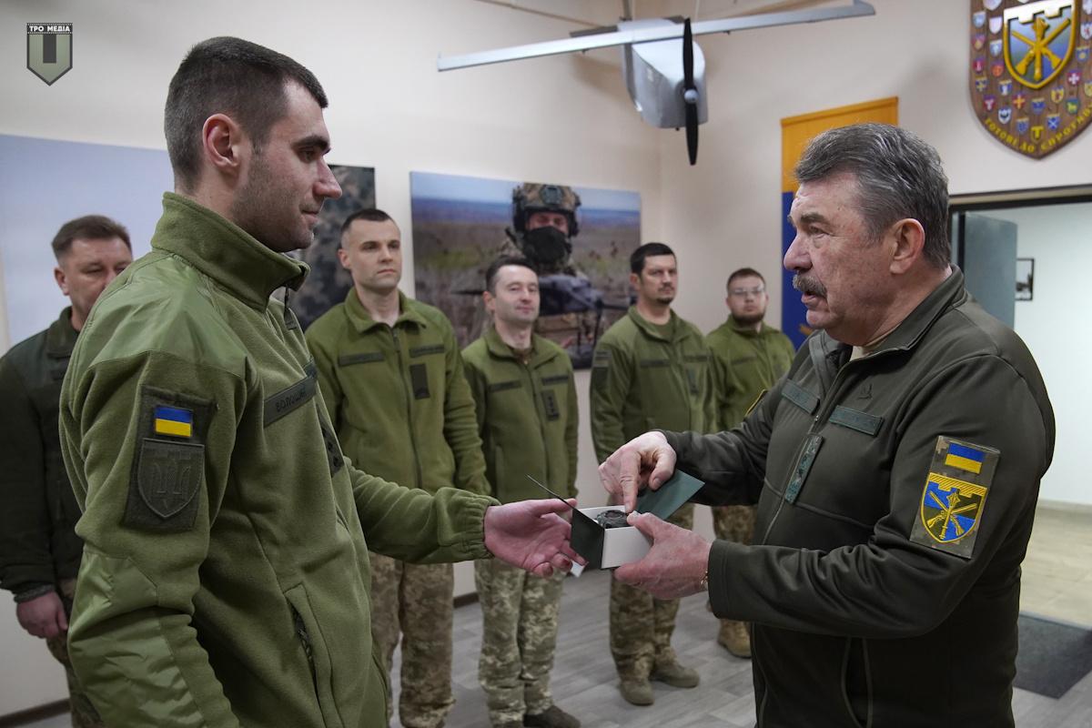 Экс-министр Кузьмук, разоруживший ВСУ при Кучме, похвалил бойцов за мужество