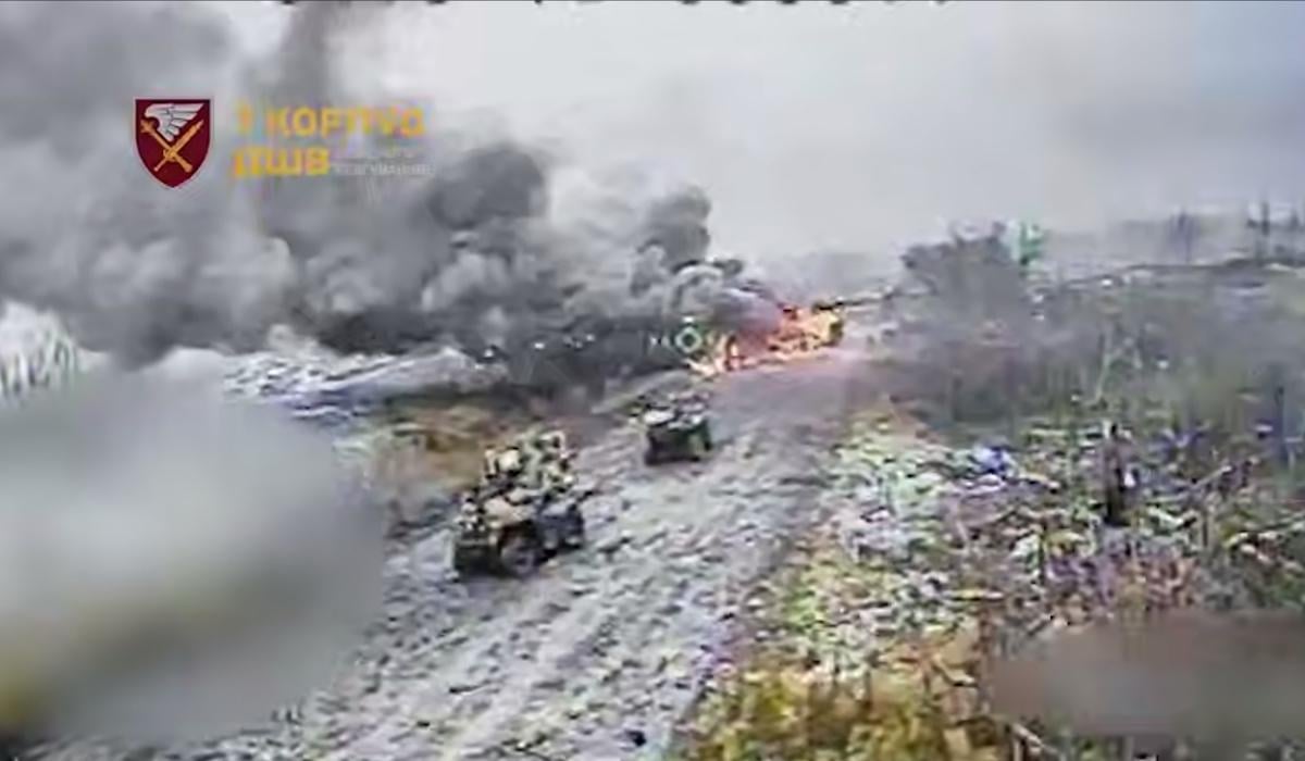 Россияне колоннами штурмуют Покровск, ВСУ их уничтожают (видео)