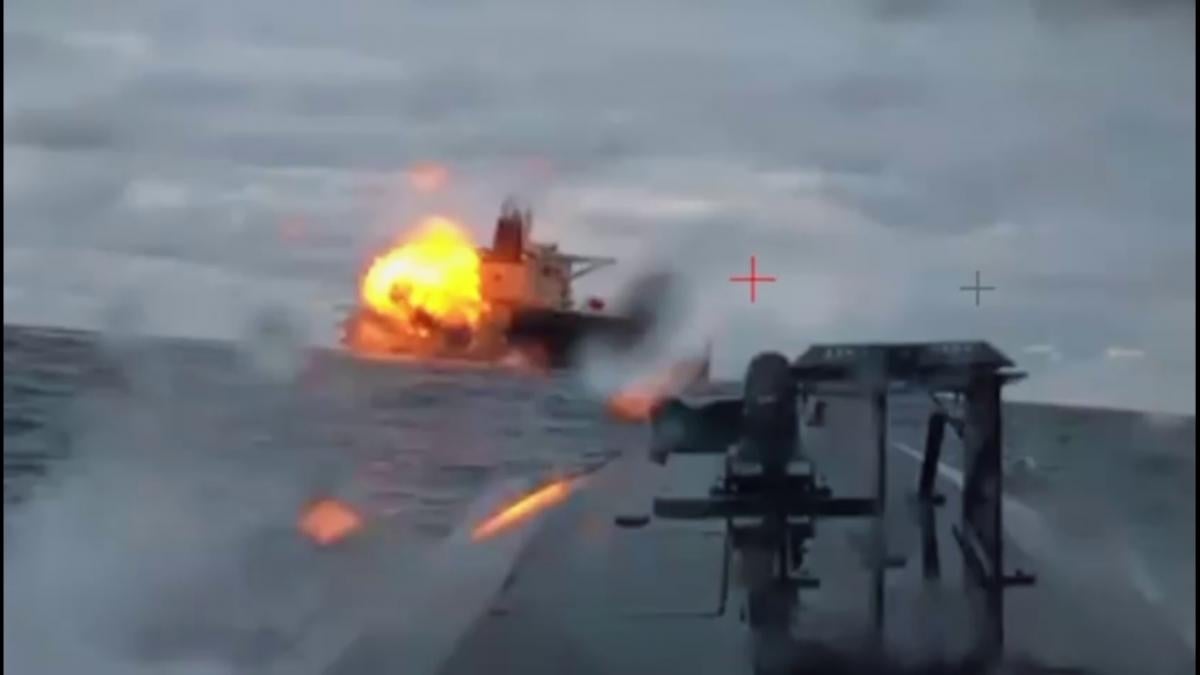 Украина подбила еще один танкер российского “теневого флота”, – источники