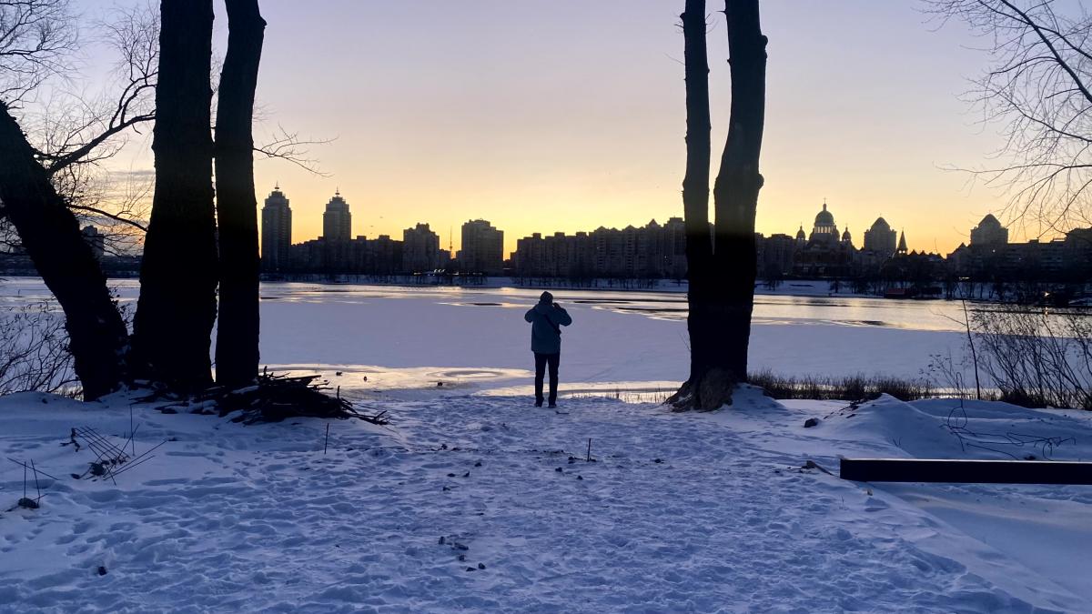 “Придется спать в одежде”: Киев погрузился в холод и темноту из-за обстрелов России, – CNN