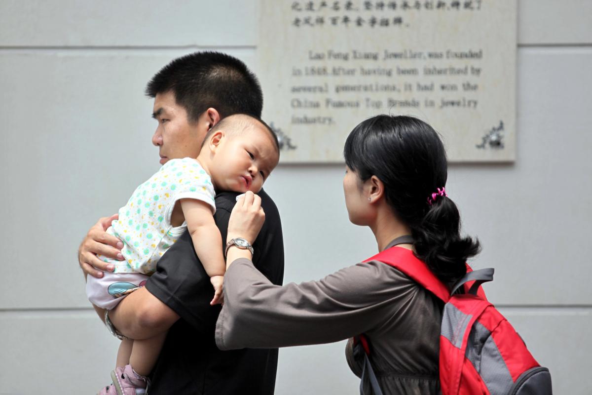 Китай стремительно теряет людей, а рождаемость не растет: правительство показало цифры