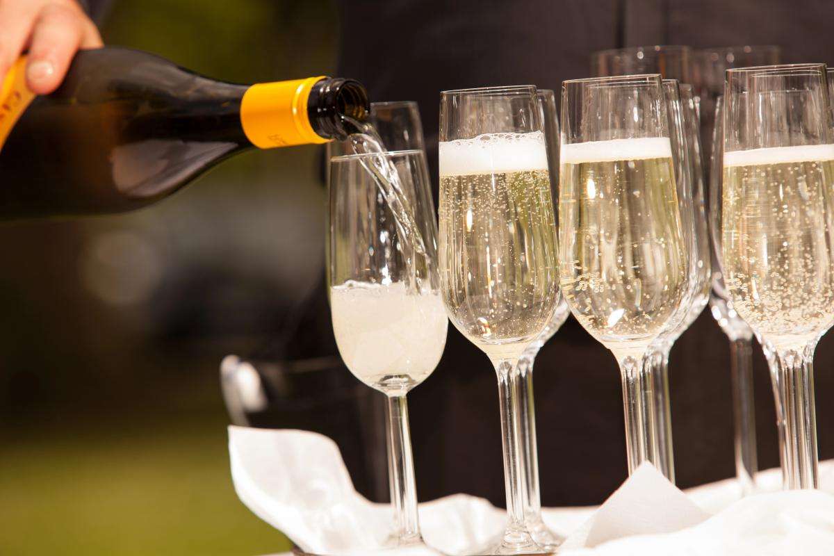 Трамп покусился на “святое”: Франция негодует из-за угроз в адрес шампанского