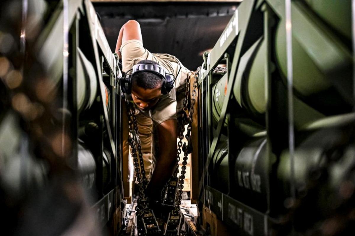 Великобритания может платить ЕС за поставки оружия Украине в рамках кредита на €90 млрд, – FT