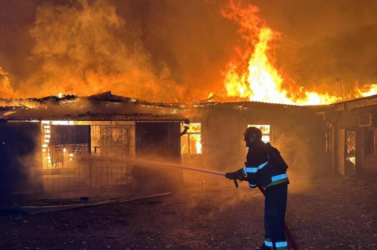 РФ массированно обстреляла Херсон: в городе возникли масштабные пожары, есть много раненых