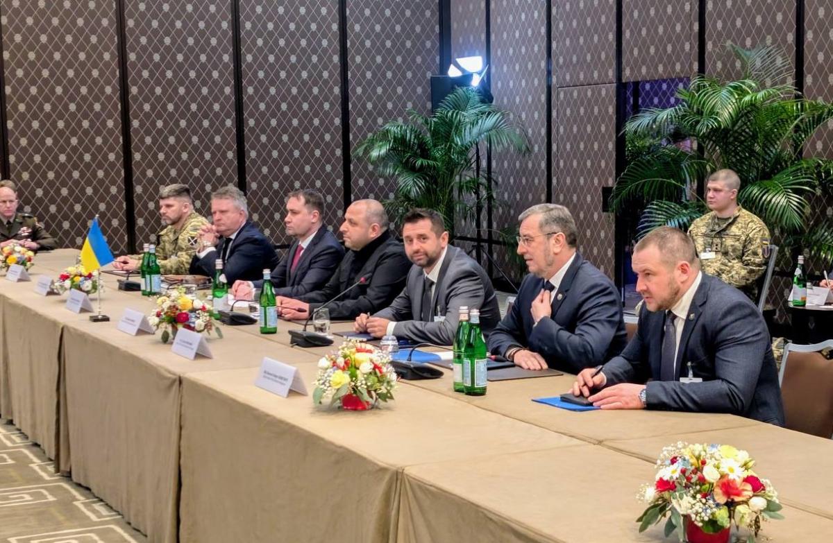 Делегация Украины на переговорах разделилась на два лагеря, – The Economist