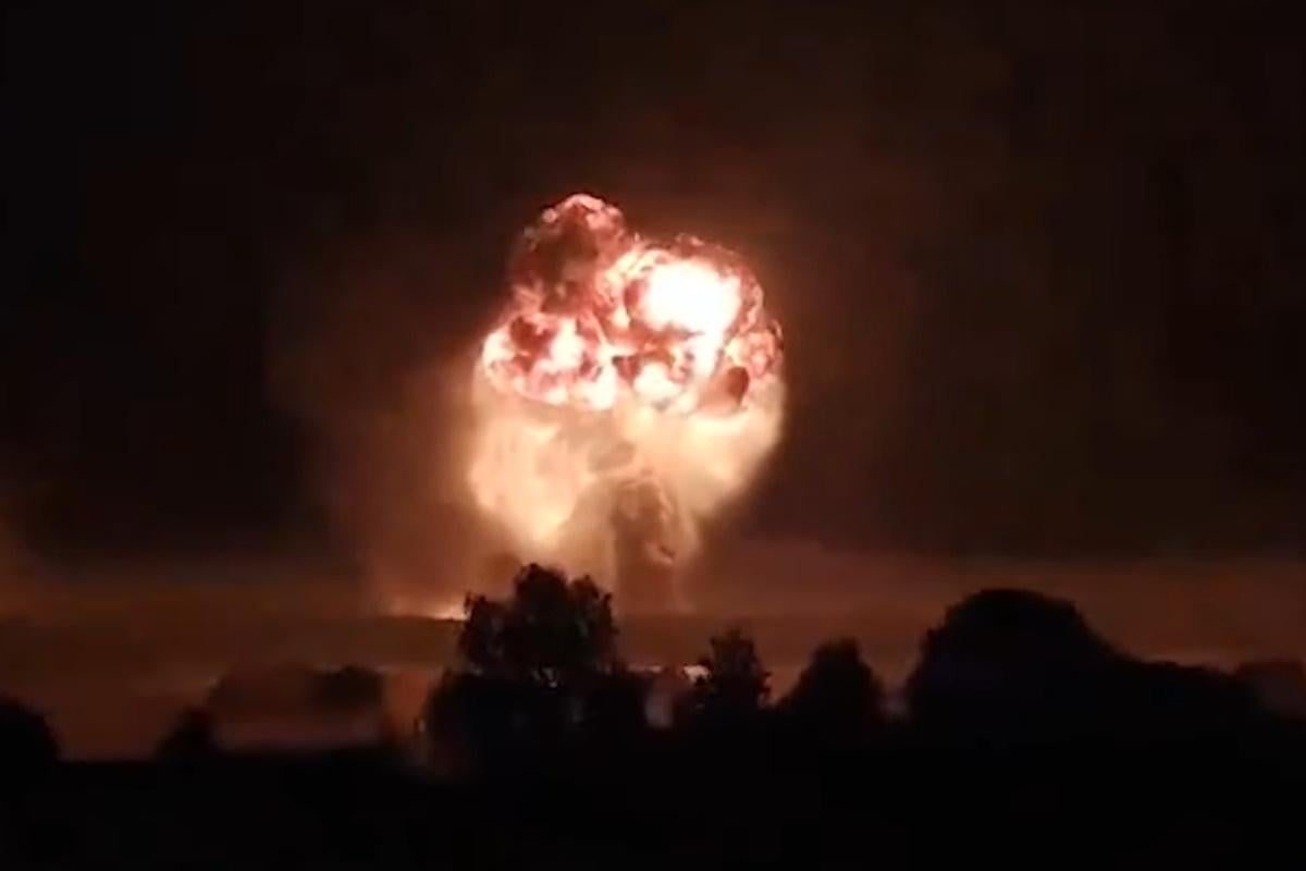 Украинские дроны уничтожили половину резервуаров российской нефтебазы в Великих Луках (видео)