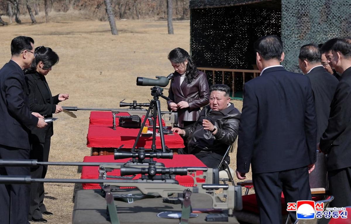 “Великолепное оружие”: Ким Чен Ын показал снайперские винтовки “нового поколения”