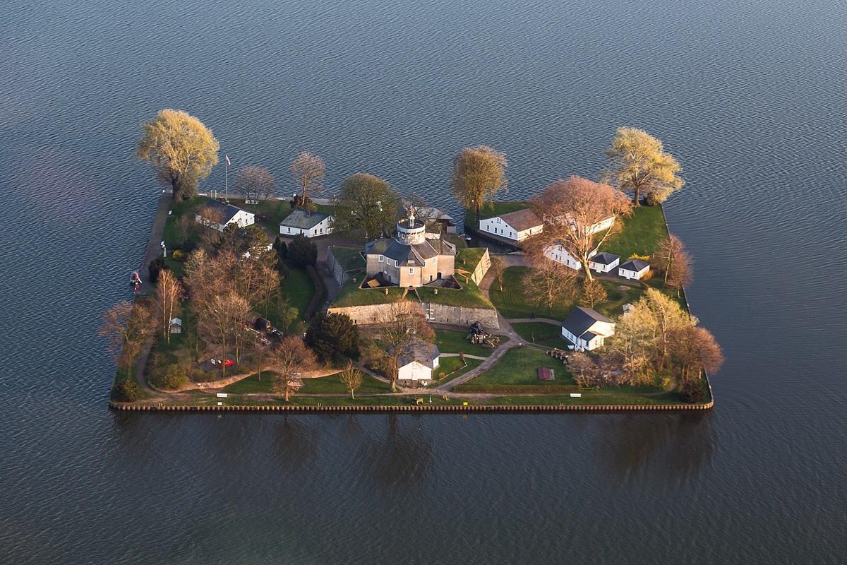 Крепость посреди озера: как появился самый маленький обитаемый остров Германии