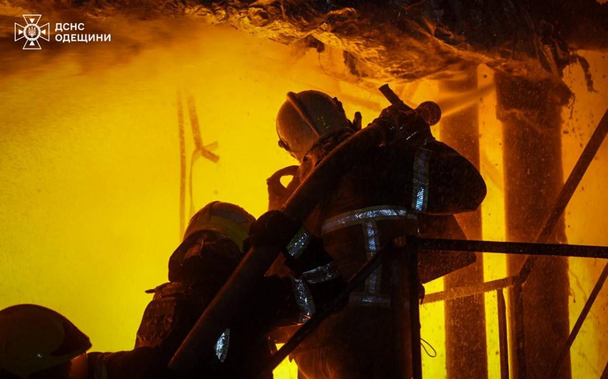 Россия нанесла массированный удар по Одессе: в порту вспыхнули масштабные пожары