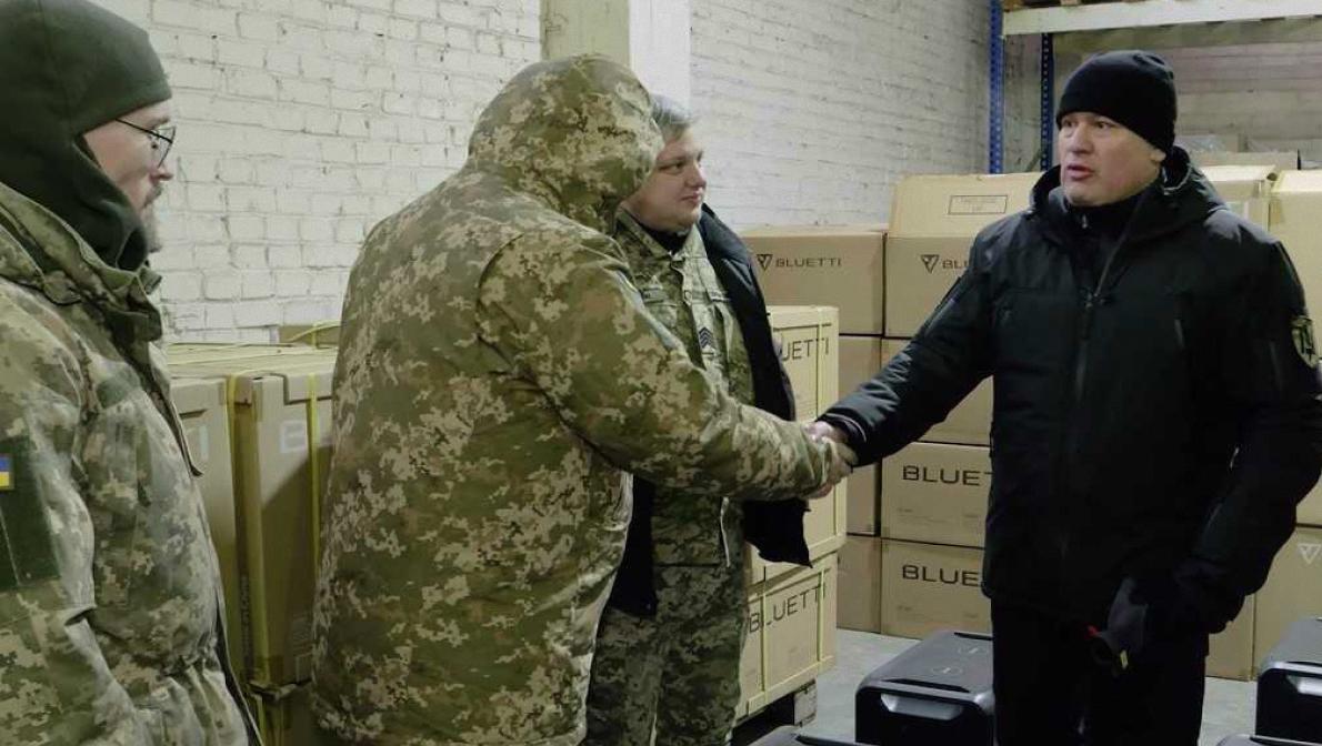 Волонтеры “Украинской команды” передали зарядные станции бойцам 112 бригады ТрО, – Палатный
