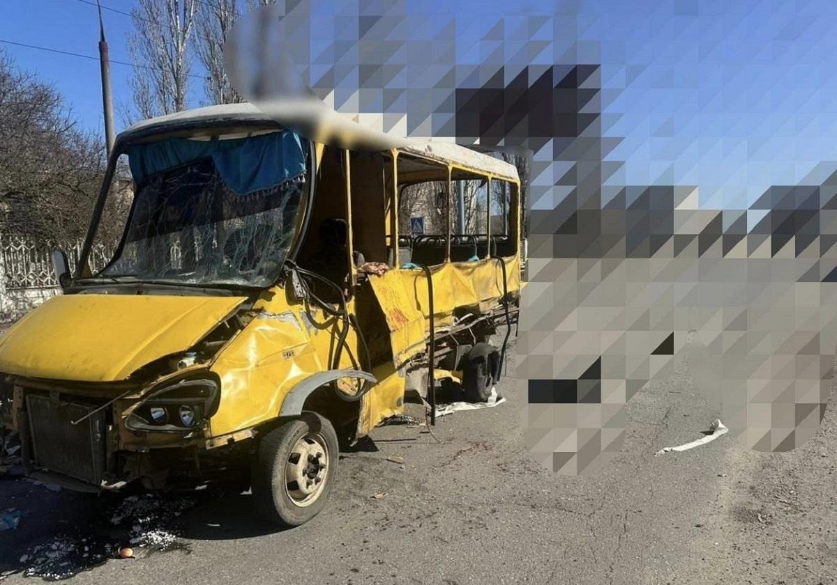 Оккупанты атаковали дроном маршрутку в Херсоне: пострадали более 20 человек (видео)