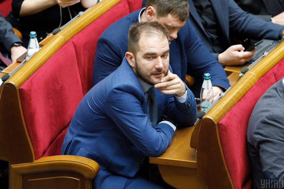 Десятки нардепов хотят уйти в отставку из-за усталости и недовольства зарплатой, – Юрченко