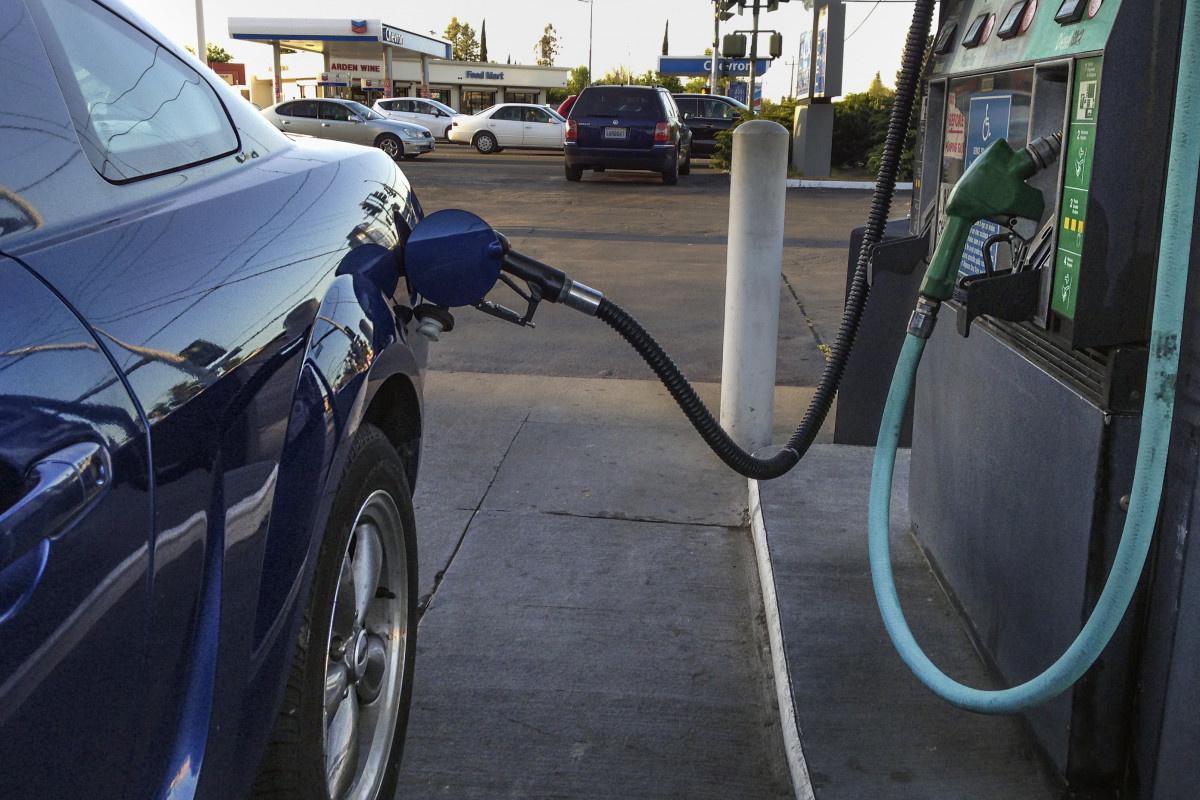 После критики правительство решило ограничить программу “Кэшбэк на топливо”