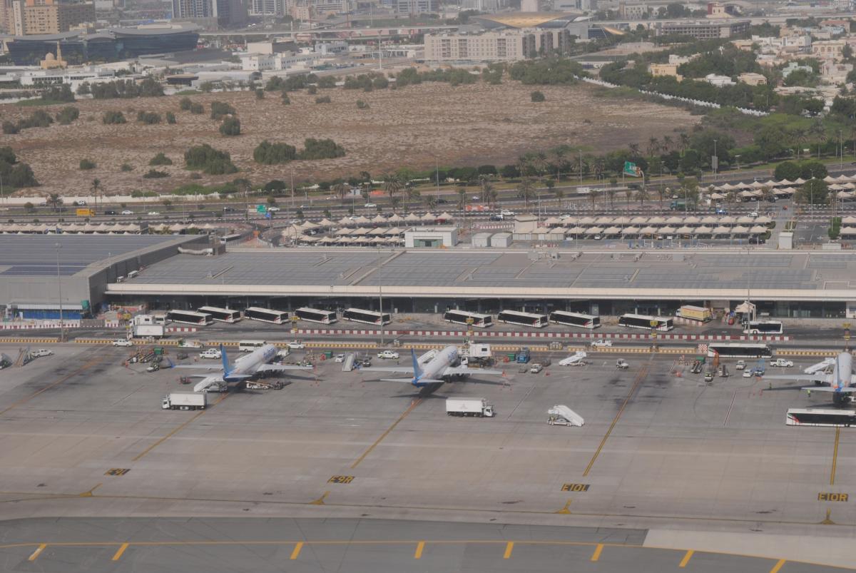 Возник пожар: международный аэропорт Дубая приостановил полеты из-за иранского дрона