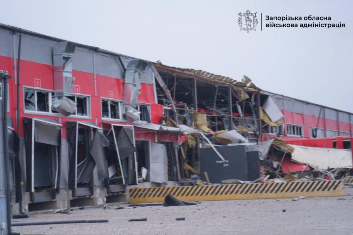 Россияне нанесли удар по терминалу “Новой почты” в Запорожье: много раненых (фото)