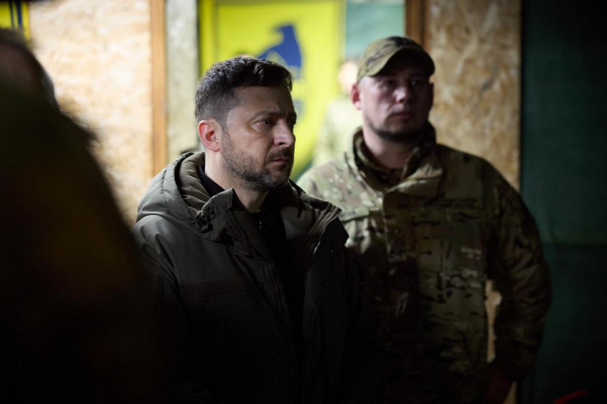 5 часов сна и 10 чашек кофе: журналистка NYT рассказала о дне с Зеленским на фронте