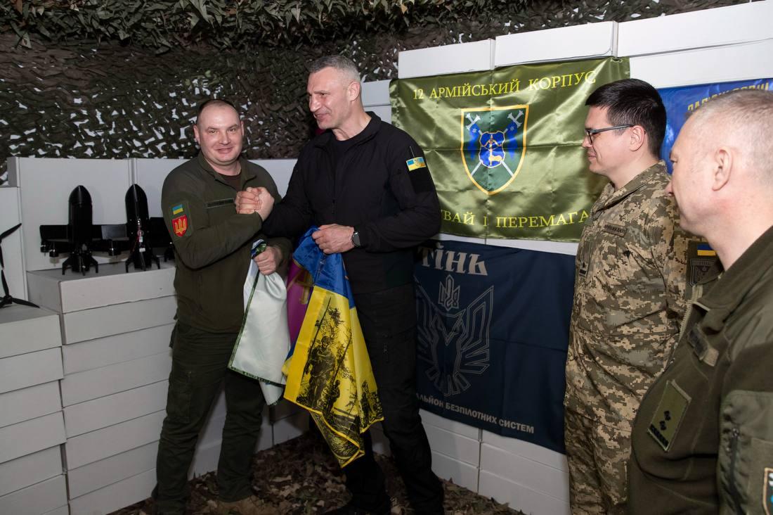 Виталий Кличко передал от киевлян помощь 12-му корпусу: 3000 дронов на оптоволокне, “антишахедных” и других