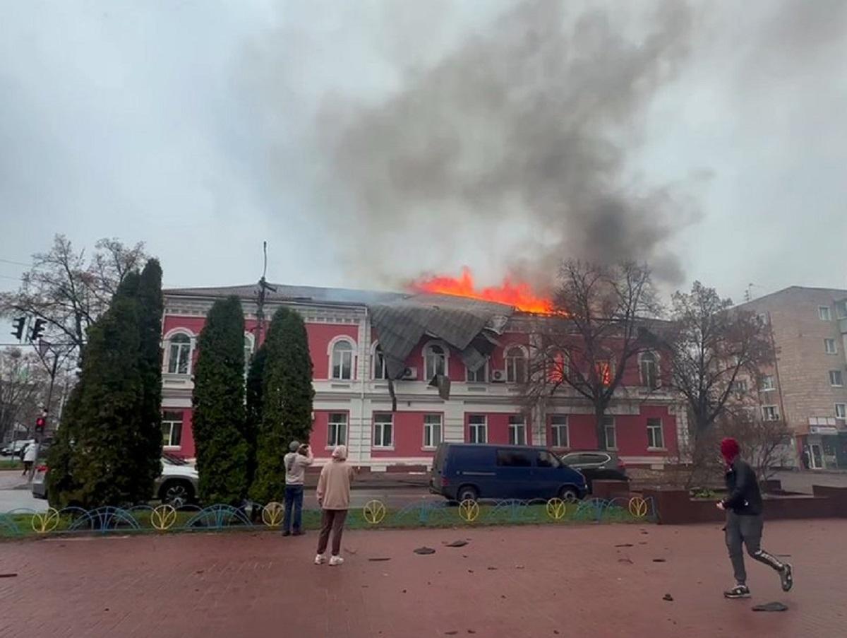 Россия атаковала здание мэрии Прилук: вспыхнул пожар