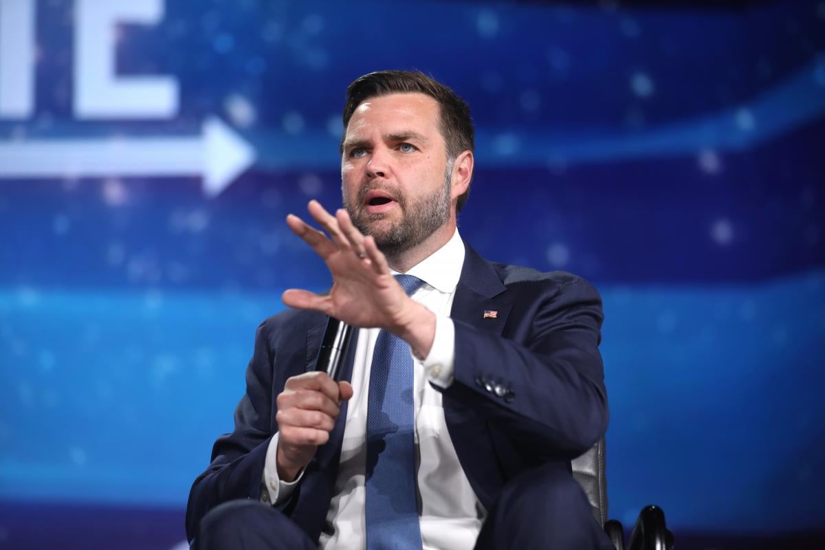 Возникло “недоразумение”: Вэнс отреагировал на удары Израиля по Ливану