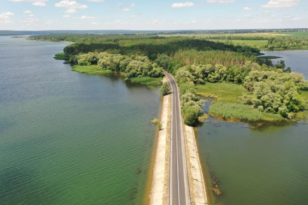 Россияне нанесли шесть ударов КАБами по дамбе на Печенежском водохранилище (видео)