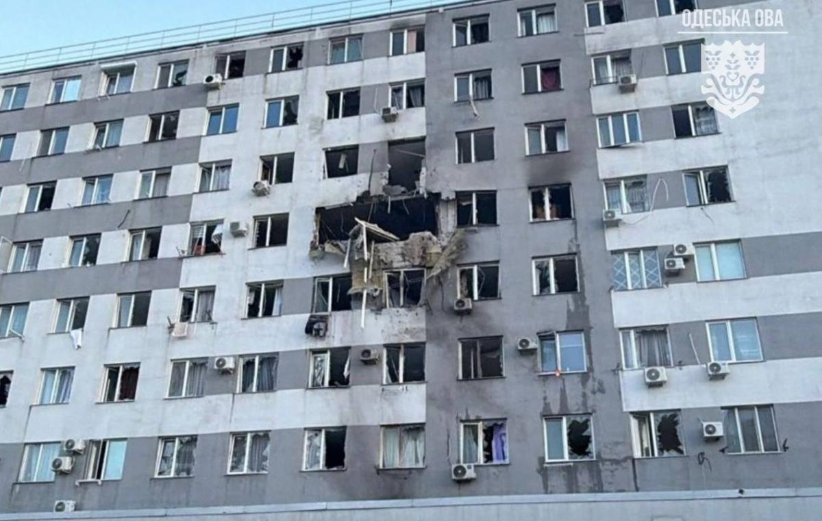 Российский беспилотник попал в многоэтажный дом в Одессе: есть погибший и раненые