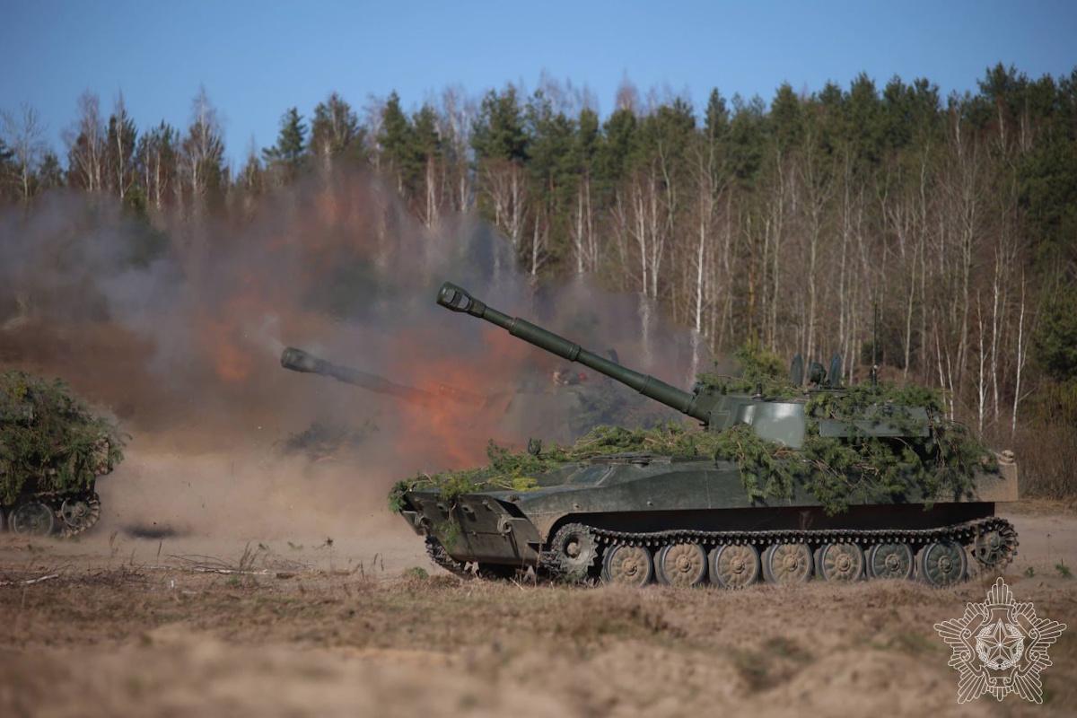 Беларусь обустраивает позиции артиллерии и строит дороги у границы, – Зеленский