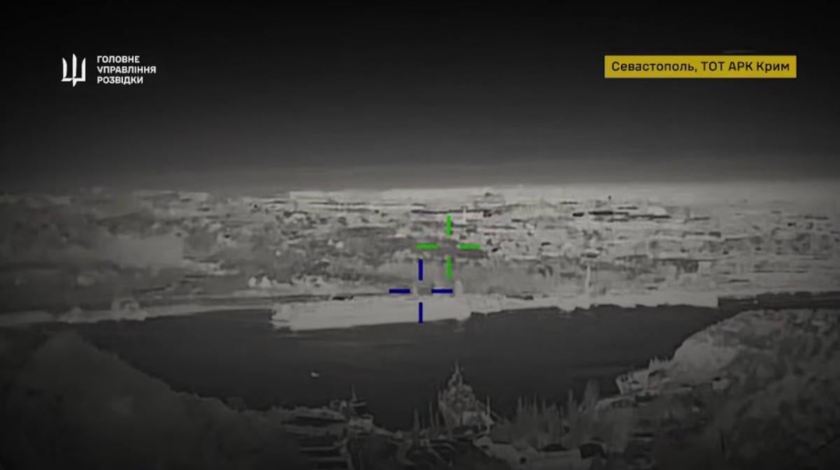 Бойцы ГУР поразили два больших десантных корабля РФ в оккупированном Крыму (видео)
