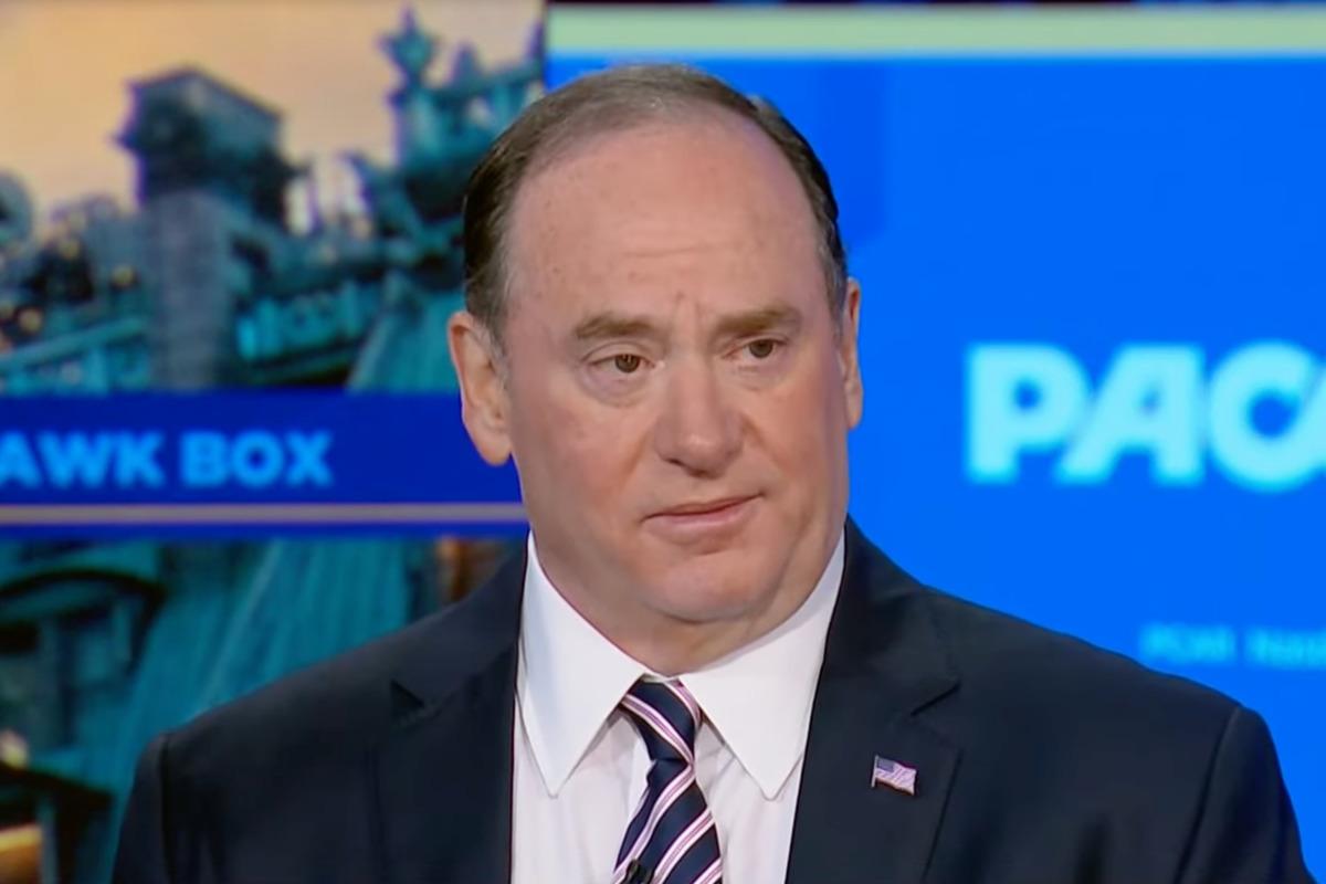 Министр ВМС США неожиданно подал в отставку