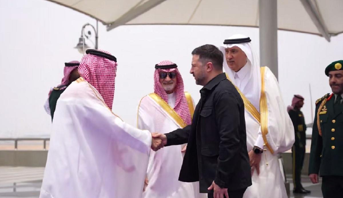 Зеленский прибыл в Саудовскую Аравию (видео)