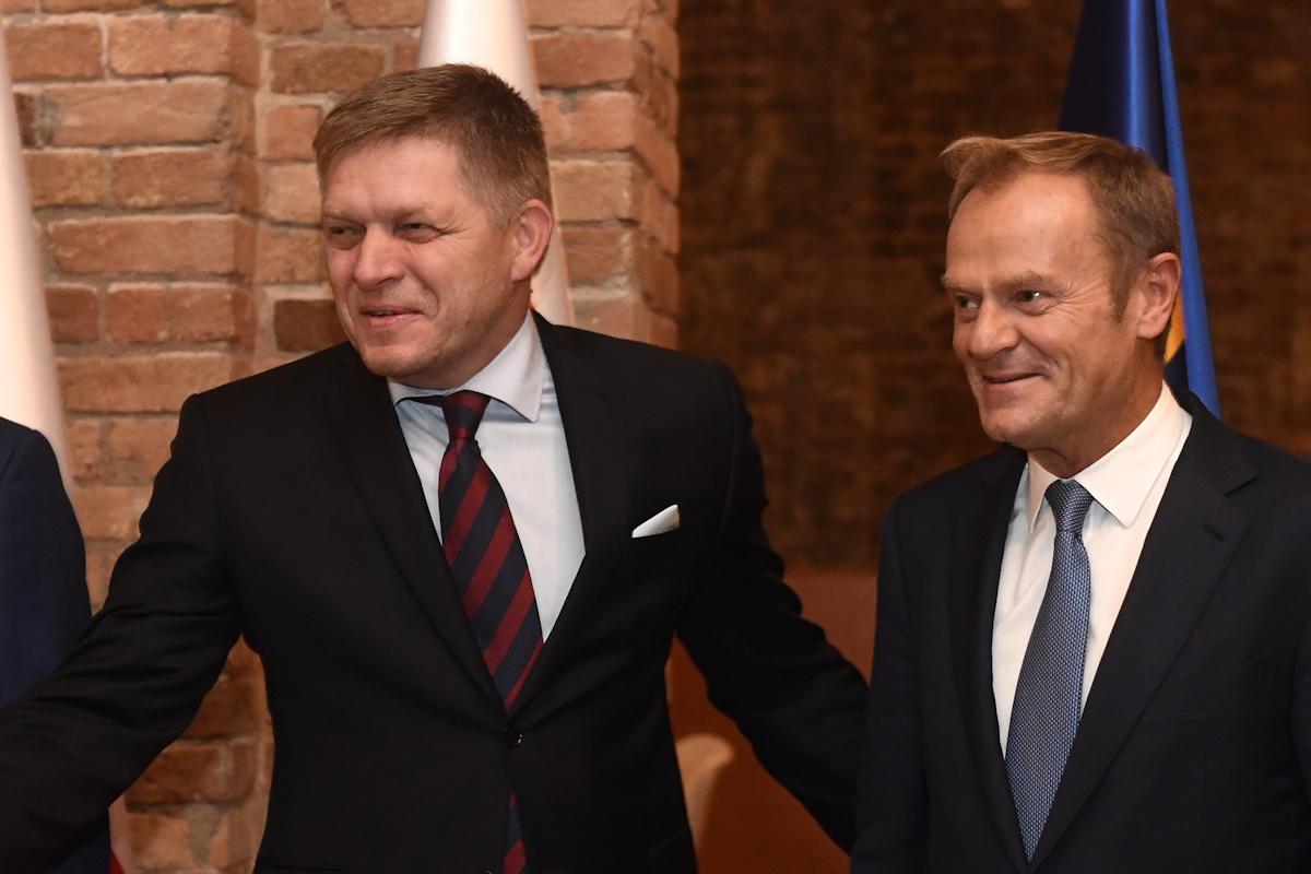 “Никаких россиян в комнате”: Туск подколол Фицо на саммите ЕС