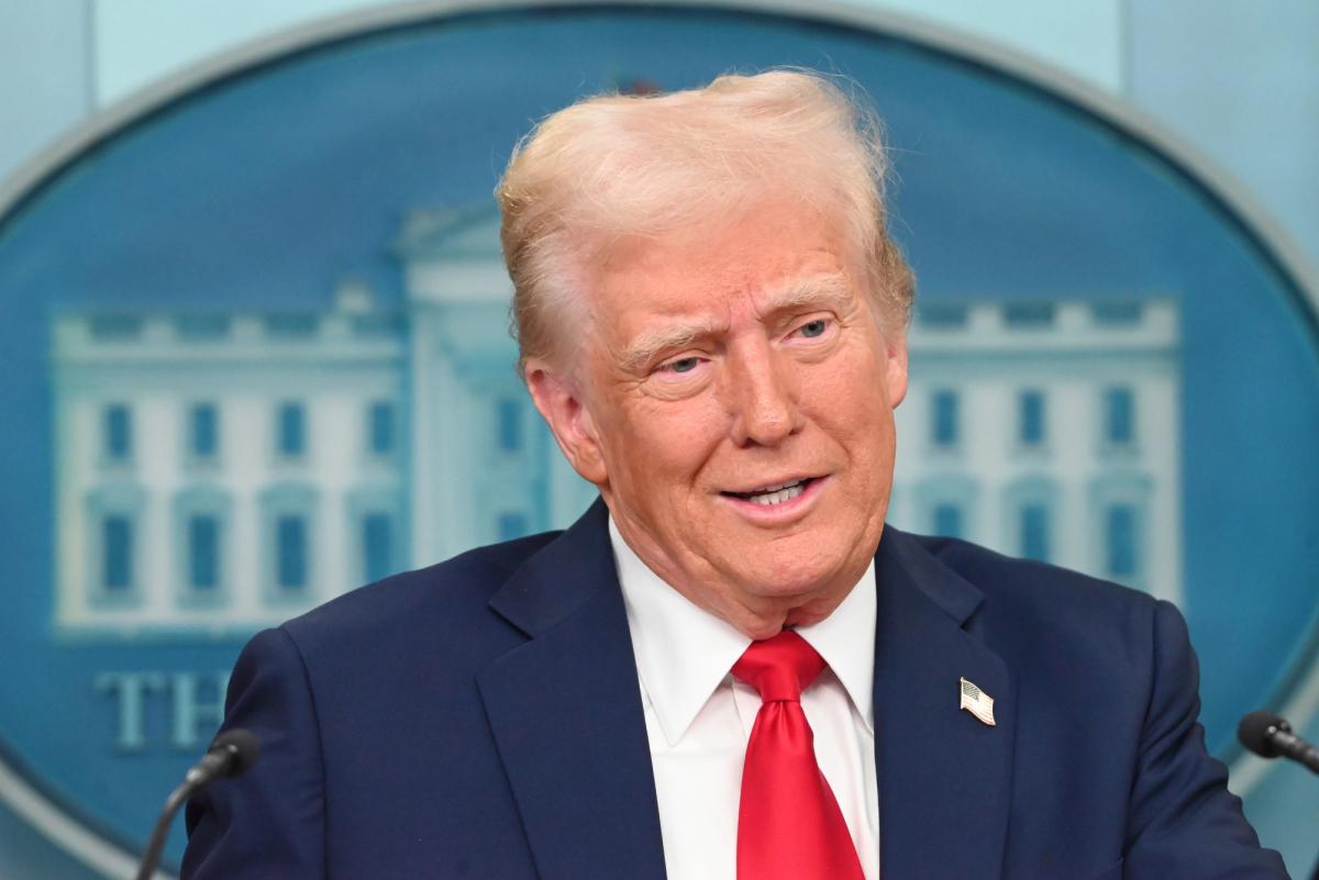 “Это смешно, это безумие”: Трамп рассказал о своих разговорах с Путиным и Зеленским