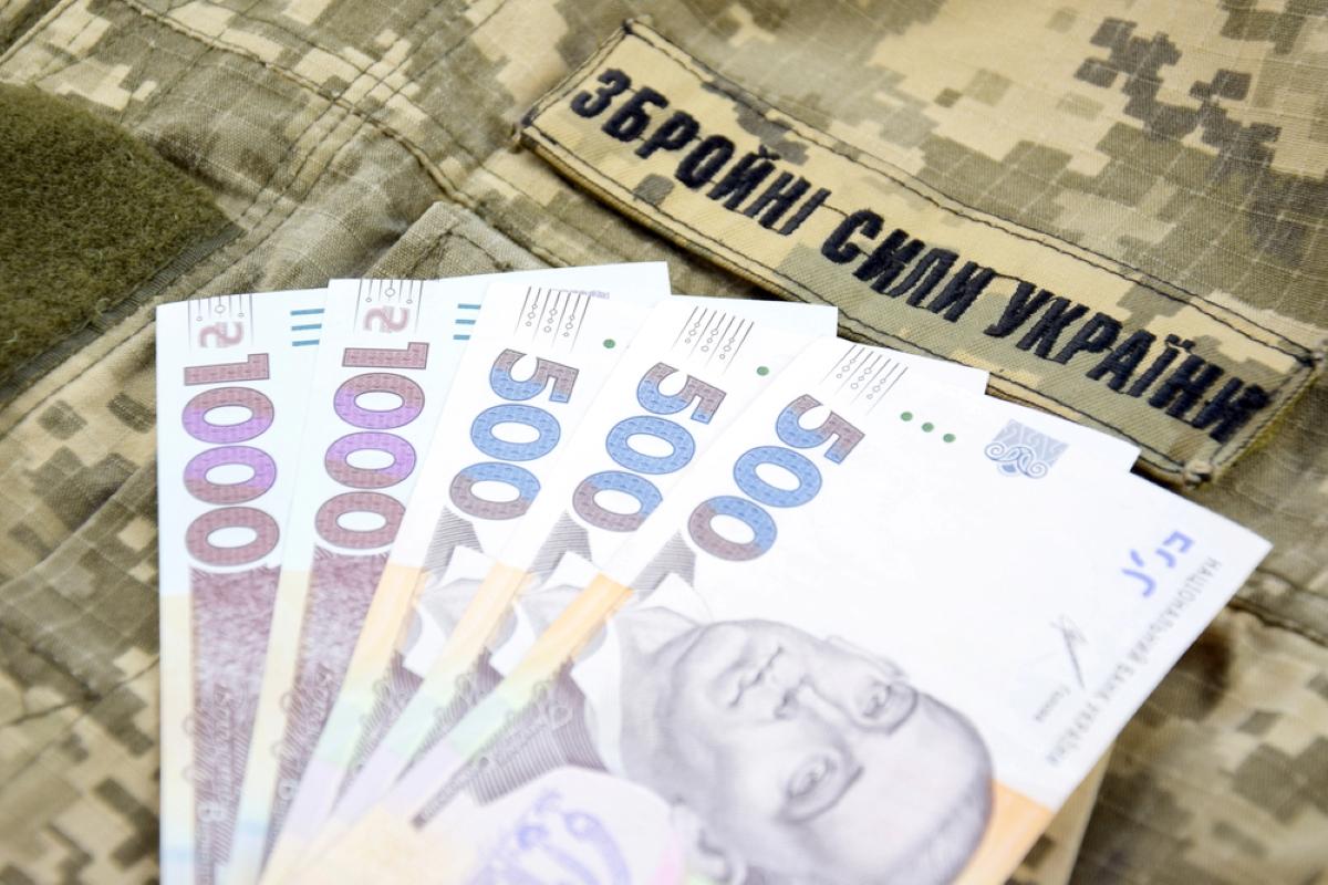 От 20 тысяч до миллиона: какие выплаты положены военным в Украине
