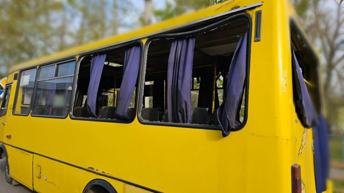 Оккупанты ударили дроном по маршрутке в Херсоне: погибли два человека, много раненых
