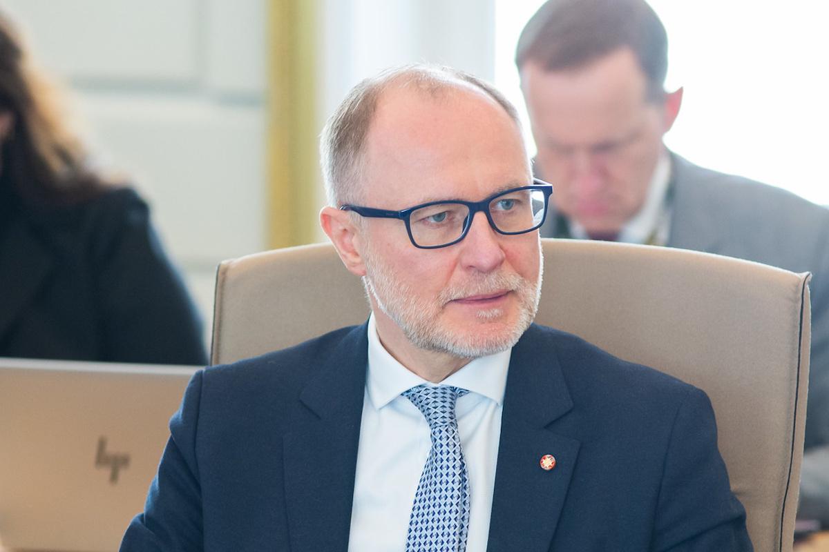 Министр обороны Латвии подал в отставку из-за украинских дронов