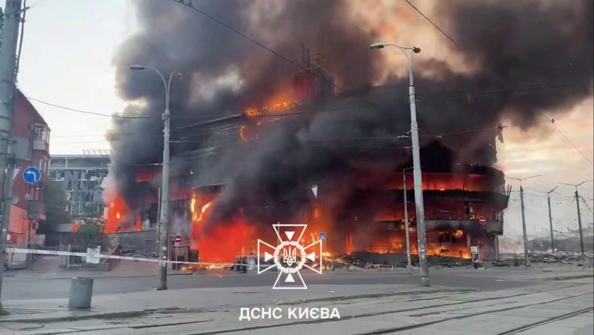 Дотла сгорели ТРЦ и рынок: как выглядит Лукьяновка в Киеве после ночной атаки (фото)
