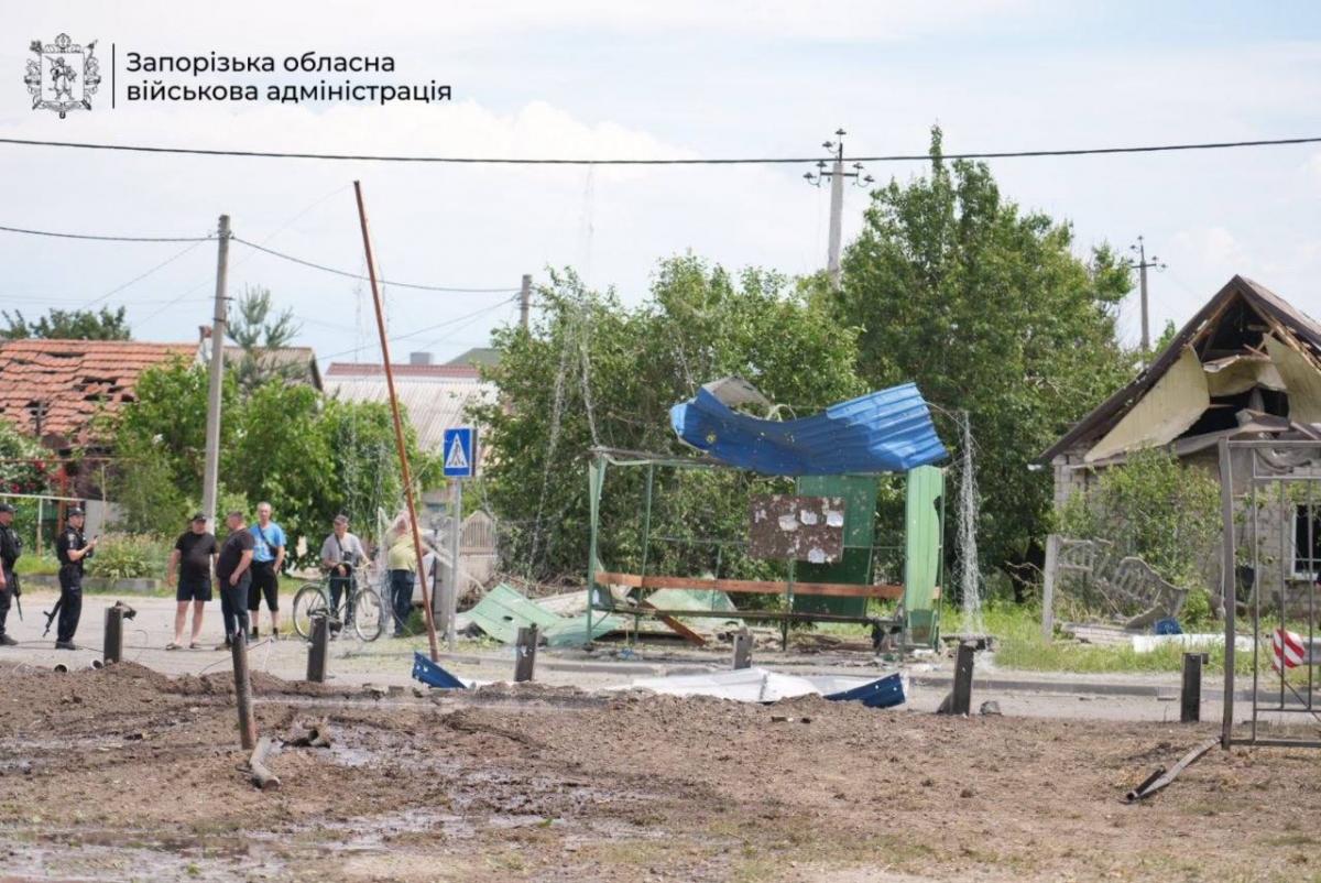 Оккупанты обстреляли автобусную остановку в Запорожье: есть пострадавшие