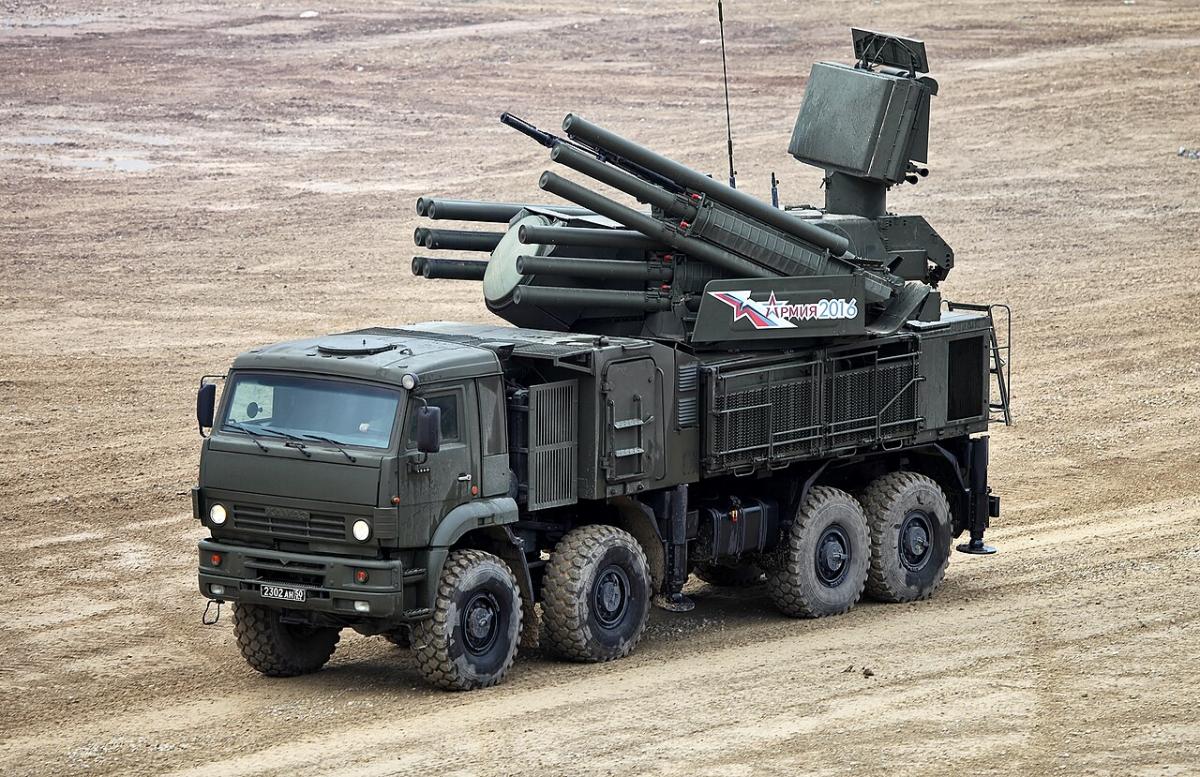 Россия перебросила к Московскому НПЗ кучу «Панцирей» после ударов Украины, — аналитики