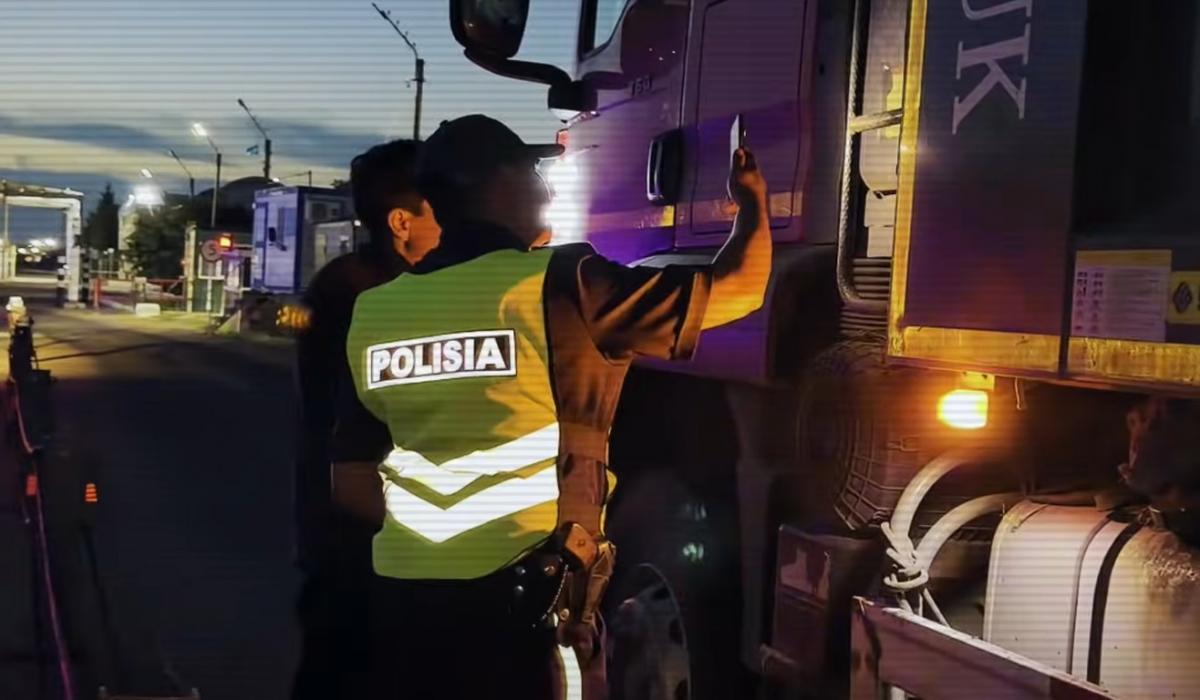 Россияне массово рванули за бензином в Казахстан: на границе появились десятки блокпостов