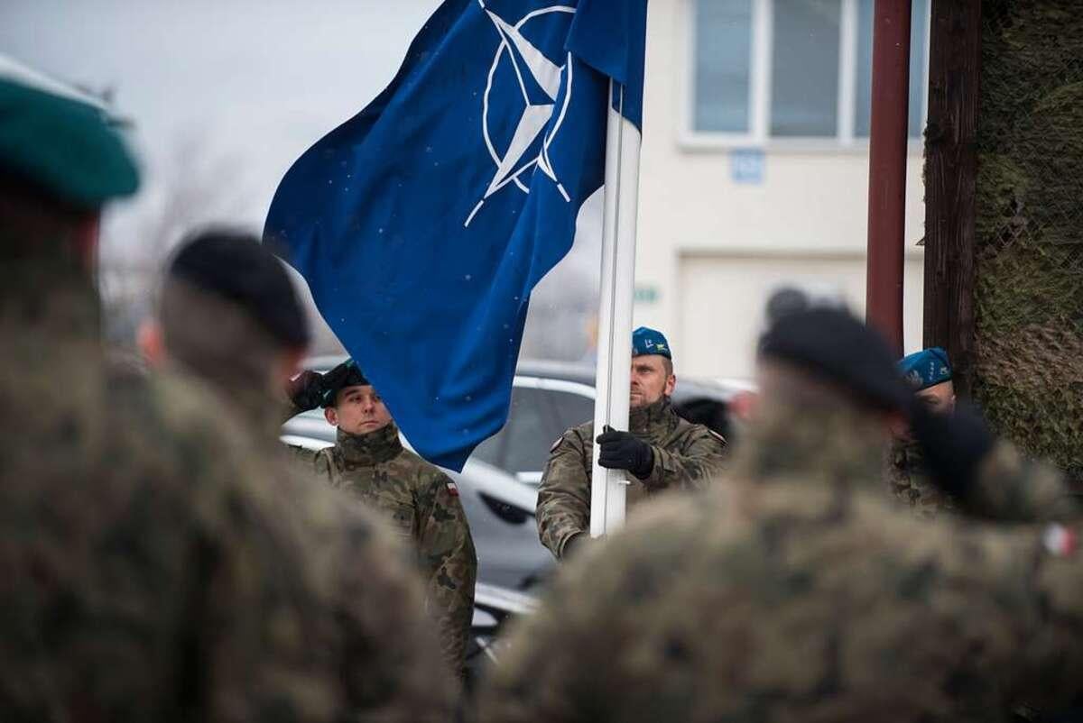 Гибридная война с РФ не перерастет в реальную только в одном случае, — экс-командующий НАТО